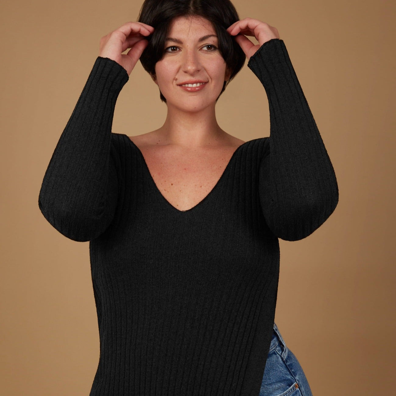 T-shirt con scollo a V e spacco laterale - Saffo