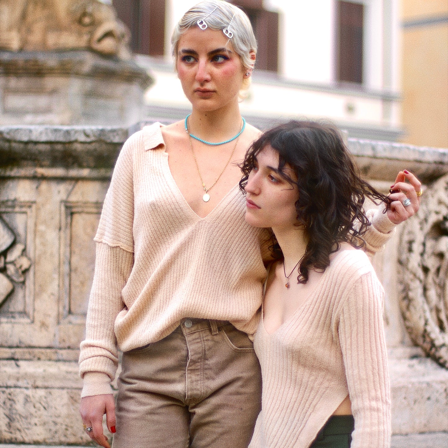 T-shirt con scollo a V e spacco laterale - Saffo